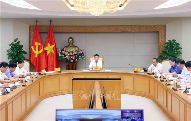 越南政府副总理陈红河在政府总部主持召开政府总理第二工作组会议。图自越通社 dau-tu-070525-2.jpg