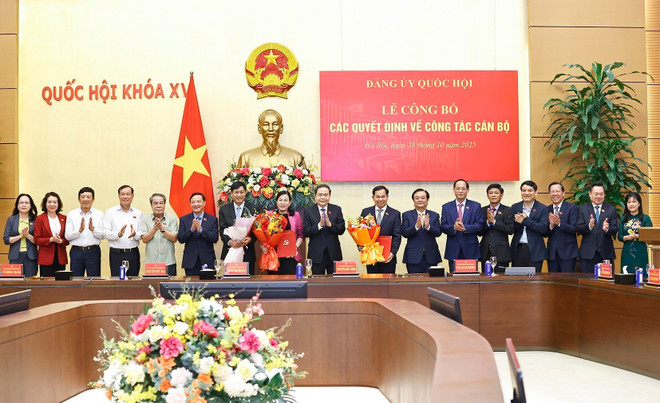 干部工作决定公布仪式现场。图自越通社 vna-potal-chu-tich-quoc-hoi-tran-thanh-man-trao-cac-quyet-dinh-ve-cong-tac-nhan-su-8370183.jpg