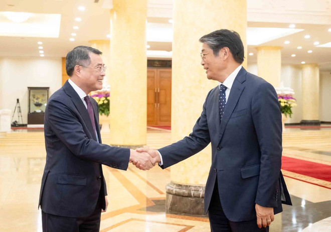 越共中央政治局委员、书记处书记、中央组织部部长、越日友好议员联盟主席黎明兴和日本驻越南大使伊藤直树。图自越通社 vna-potal-truong-ban-to-chuc-trung-uong-tiep-dai-su-nhat-ban-tai-viet-nam-ito-naoki-8191949.jpg