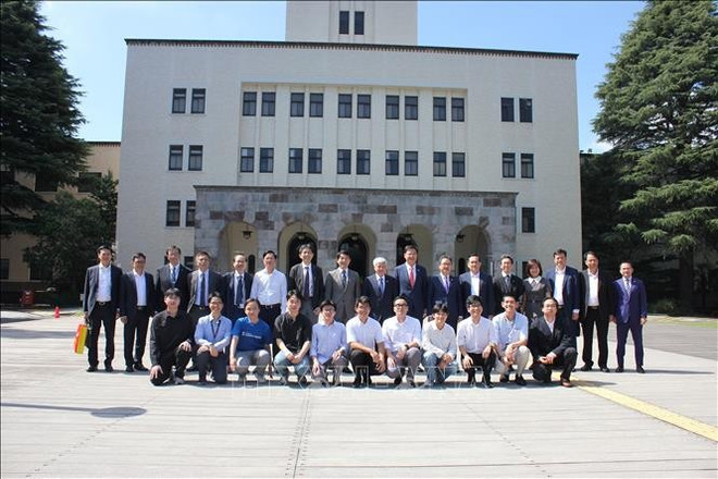 越南祖国阵线中央委员会工作代表团与在东京科学大学学习的越南留学生合影留念。图自越通社 uuid0bd41ac3-93ee-4b5c-bbb6-cb7ee625a859code001library1type1mode1loctruecaptrue.jpg
