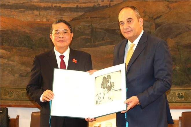 阮德海与希腊议会第一副议长普拉基奥塔基斯。图自越通社 uuid176aa97f-3a77-4d3e-8f6e-9d57fb208d93code001library1type1mode1loctruecaptrue.jpg
