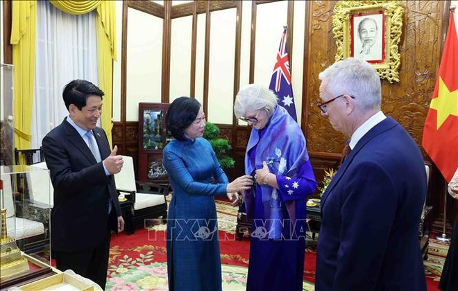 国家主席梁强夫人阮氏明月向澳大利亚总督萨姆·莫斯廷赠送礼品。图自越通社 trao-tang-ok.jpg