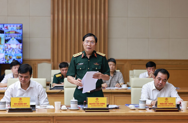 越南人民军总参谋长、国防部副部长阮新疆大将作国家民事防护工作报告。图自越通社 vna-potal-thu-tuong-chu-tri-phien-hop-lan-thu-nhat-ban-chi-dao-phong-thu-dan-su-quoc-gia-8169098.jpg