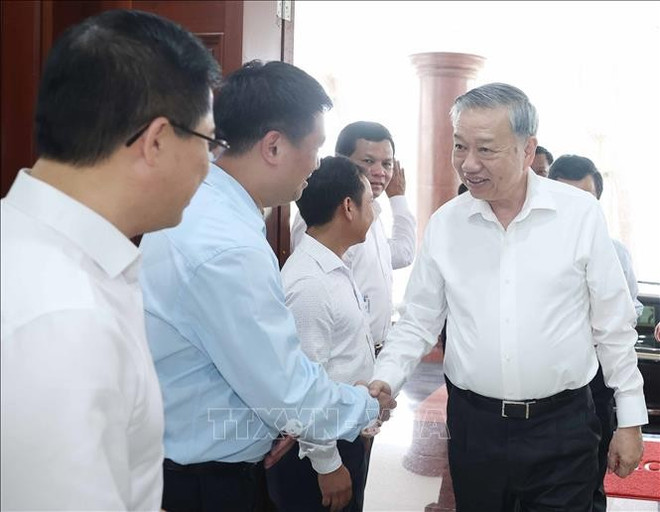 苏林总书记与与会代表握手。图自越通社 hinh-anh.jpg