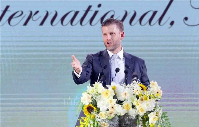 特朗普集团副总裁埃里克·特朗普(Organization Eric Trump)发表讲话。图自越通社 hinh-anh-2.jpg