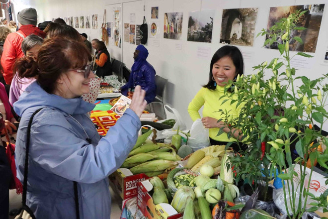 游客在越南展位了解热带水果和蔬菜。图自越通社 le4-71025.jpg