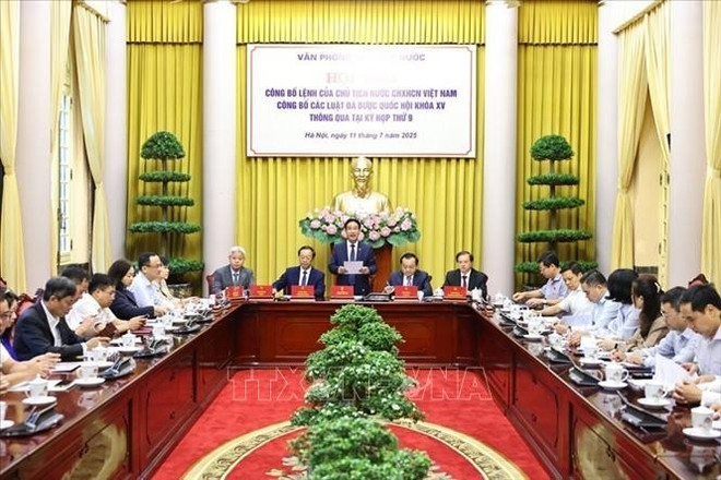 新闻发布会场景。图自越通社 vna-potal-cong-bo-lenh-cua-chu-tich-nuoc-ve-9-luat-vua-duoc-quoc-hoi-thong-qua-stand-1.jpg