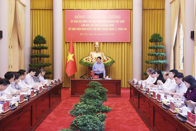 会议场景。图自越通社 vna-potal-chu-tich-nuoc-lam-viec-voi-tinh-uy-quang-ninh-ve-viec-thuc-hien-nghi-quyet-hoi-nghi-trung-uong-11-khoa-xiii-8074200.jpg