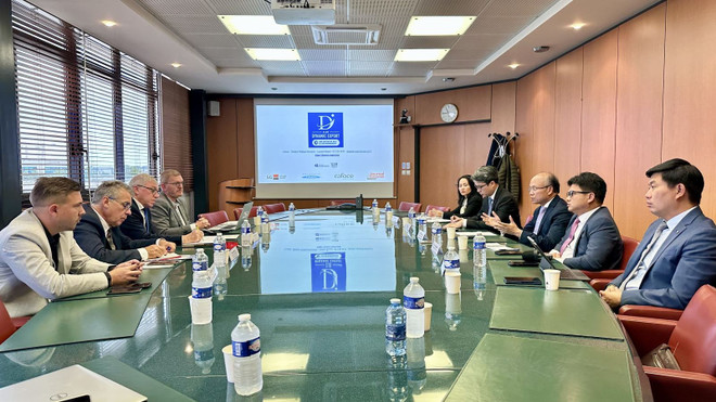 越南驻法国大使馆工作代表团与卡昂市工商会(CCI Caen)代表举行工作会议。图自越通社 viet-phap-04.jpg