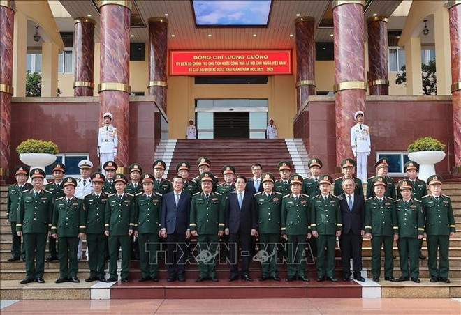 国家主席梁强与国防部和国防学院领导合影。图自越通社 chu-tich-nuoc-luong-cuong-1.jpg
