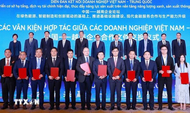 范明政总理见证越中企业签署合作协议。图自越通社 thu-tuong-dien-dan-doanh-nghiep-viet-nam-trung-quoc-8.jpg