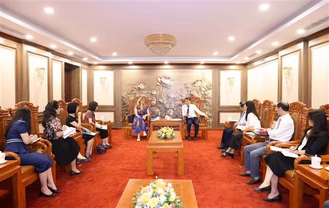 vna-potal-pho-truong-ban-tuyen-giao-va-dan-van-trung-uong-vu-thanh-mai-lam-viec-voi-truong-dai-dien-quy-nhi-dong-lien-hop-quoc-tai-viet-nam-7987341.jpg