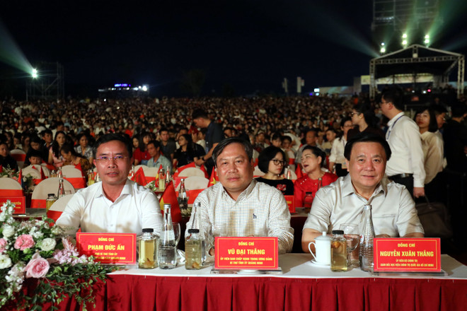 越共中央政治局委员、胡志明国家政治学院院长、中央理论委员会主席阮春胜(右一)出席2025年下龙狂欢节开幕式。图自越通社 vna-potal-khai-mac-canarval-ha-long-2025-8008506.jpg