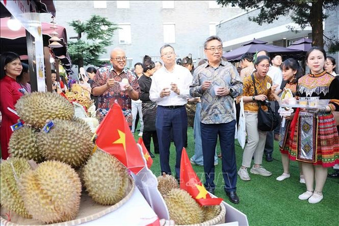 东盟各国驻中国大使和代表参观越南展位。图自越通社 sau-rieng-2.jpg