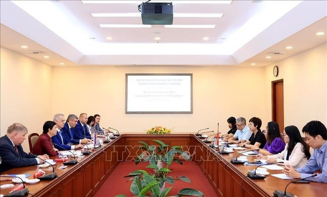 越通社社长武越庄会见俄罗斯圣彼得堡市对外关系委员会主席格里戈里耶夫·叶夫根尼·德米特里耶维奇。图自越通社 ttx2-11025.jpg