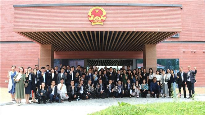 与会代表合影。图自越通社 vn-hq31.jpg