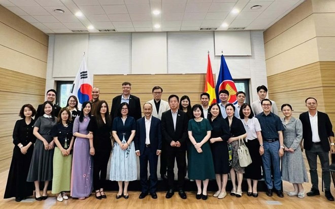 代表团与驻韩国大使、总领事以及旅韩越南人团体和侨胞合影留念。图自越通社 kieu-bao.jpg