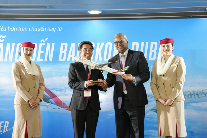阿联酋航空代表向岘港市人民委员会副主席陈志强赠送礼品。太阳集团供图 2.jpg