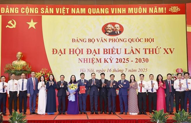 越南国会主席陈青敏出席国会办公厅党委第十五次代表大会。图自越通社 vna-potal-chu-tich-quoc-hoi-du-dai-hoi-dai-bieu-dang-bo-van-phong-quoc-hoi-lan-thu-15-8152646.jpg