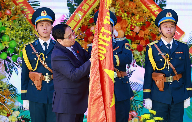 越南政府总理范明政代表党和国家领导,向防空—空军军种授予“人民武装力量英雄”称号。图自越通社 vna-potal-thu-tuong-du-le-don-nhan-danh-hieu-anh-hung-llvt-nhan-dan-cua-quan-chung-phong-khong-khong-quan-8351534.jpg