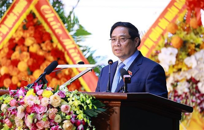 范明政总理发表讲话。图自越通社 vna-potal-thu-tuong-du-le-don-nhan-danh-hieu-anh-hung-llvt-nhan-dan-cua-quan-chung-phong-khong-khong-quan-8351516.jpg