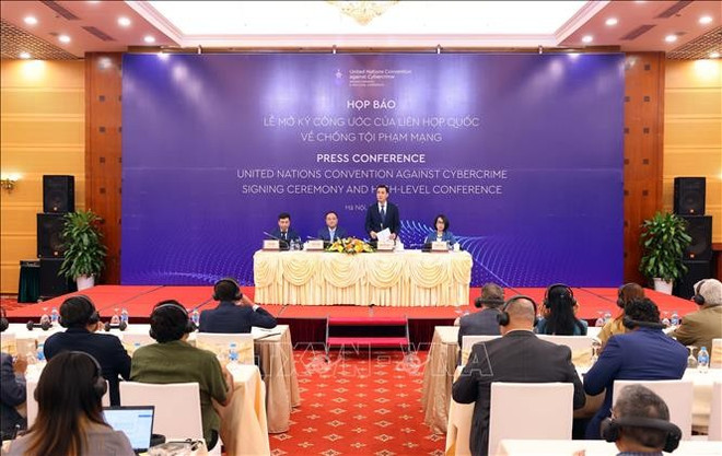 新闻发布会现场。图自越通社 hop-bao-3.jpg