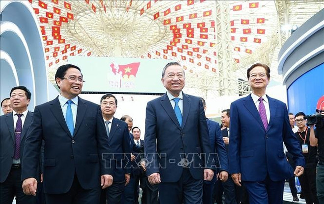 苏林总书记和范明政总理在越南展会中心参观国家成就展。图自越通社 trien-lam-19825-10.jpg