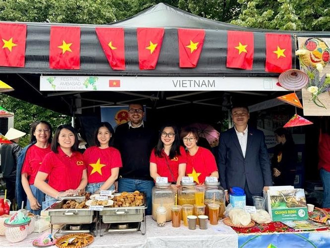 越南美食芳香闪耀2025年布拉格美食文化节。图自越通社 vna-potal-toa-sang-huong-vi-viet-tai-le-hoi-van-hoa-am-thuc-praha-2025-8079480.jpg