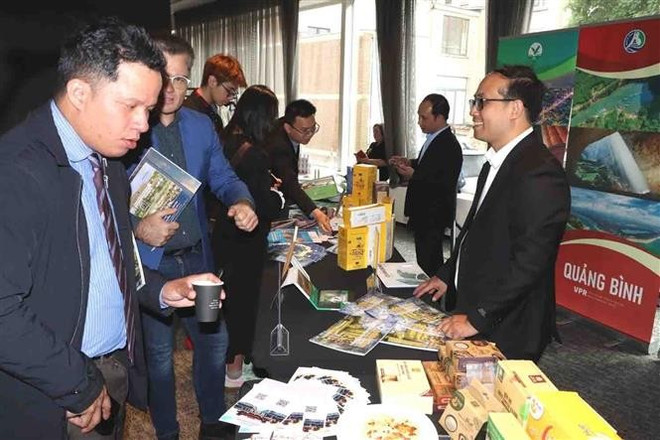 与会嘉宾了解越南各地方的“一乡一品”产品。图自越通社 vna-potal-hiep-dinh-evfta-dinh-huong-hop-tac-chien-luoc-trong-giai-doan-moi-8079119.jpg