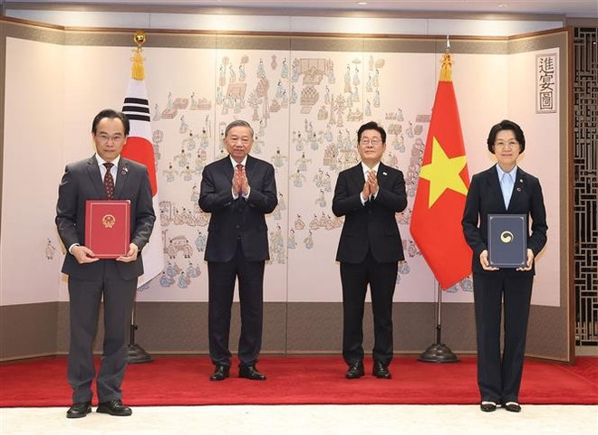 越共中央总书记苏林与韩国总统李在明共同见证越南教育与培训部与韩国教育部交换关于教育合作的备忘录修订补充协议文本。图自越通社 3.jpg