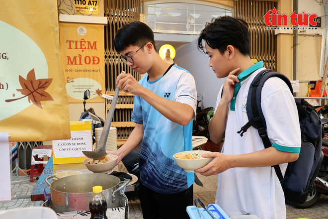 很多大学生前来用餐。图自越通社 mi0dong7.png