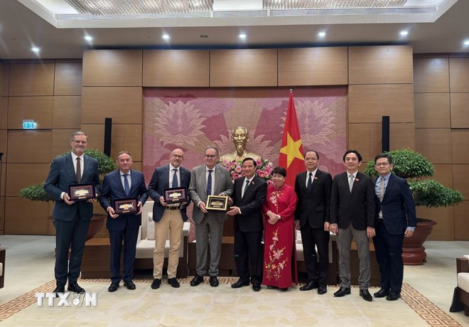 双方代表合影。图自越通社 pho-chu-tich-quoc-hoi-nguyen-khac-dinh-tiep-doan-nhom-nghi-si-huu-nghi-phap-viet-1809-2.jpg