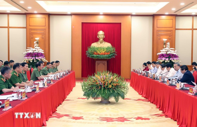 会议现场。图自越通社 tong-bi-thu-to-lam-chu-tri-cuoc-lam-viec-cua-bo-chinh-tri-voi-ban-thuong-vu-dang-uy-cong-an-trung-uong-8262565-4.jpg