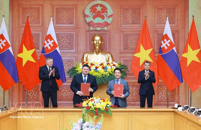 vnanet-potal-thu-tuong-le-minh-hung-hoi-dam-voi-thu-tuong-slovakia-robert-fico-8697775.jpg