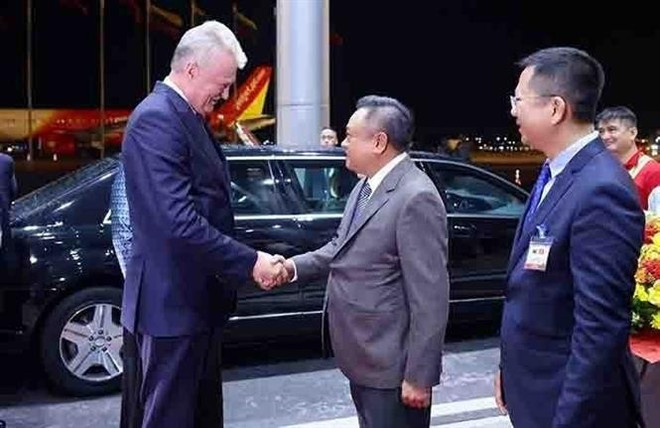 河内市人民委员会主席陈士青在内排国际机场迎接立陶宛总统吉塔纳斯·瑙塞达一行。图自越通社 vna-potal-tong-thong-litva-bat-dau-chuyen-tham-chinh-thuc-viet-nam-8086359.jpg