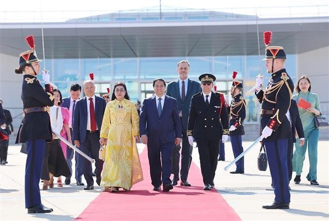 范明政总理与夫人及越南高级代表团启程前往瑞典,对该国进行正式访问。图自越通社 vna-potal-thu-tuong-va-phu-nhan-sang-tham-chinh-thuc-thuy-dien-8086565.jpg