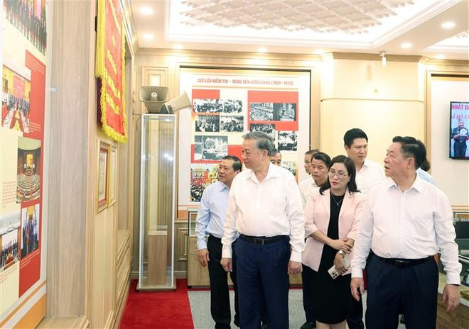 苏林参观中央宣教与民运部部史室。图自越通社 vna-potal-tong-bi-thu-to-lam-lam-viec-voi-ban-tuyen-giao-va-dan-van-trung-uong-8085958.jpg