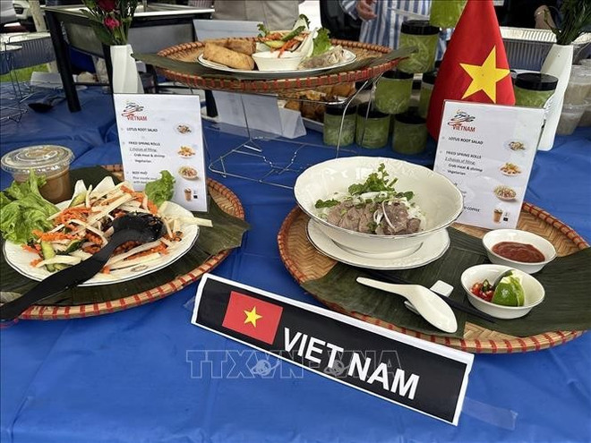 越南美食为国际友人带来熟悉而难忘的越南风味。图自越通社 vna-potal-ngay-gia-dinh-asean-2025-tai-new-york-lan-toa-ban-sac-va-that-chat-tinh-doan-ket-stand.jpg