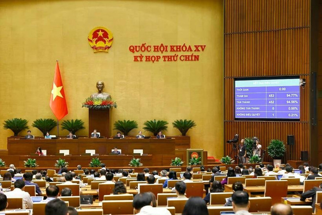 第十五届国会第九次会议场景。图自越通社 vna-potal-quoc-hoi-ve-thao-luan-ve-ket-qua-phat-trien-kinh-te-xa-hoi-ngan-sach-nha-nuoc-nam-2024-8095984.jpg