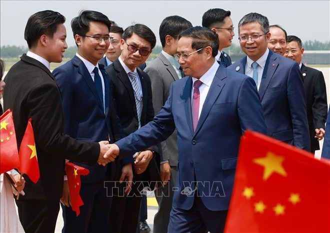 越南政府总理抵达天津开始出席夏季达沃斯论坛并在中国开展系列活动之旅。图自越通社 vna-potal-thu-tuong-bat-dau-chuyen-tham-du-hoi-nghi-thuong-nien-cac-nha-tien-phong-lan-thu-16-cua-wef-va-lam-viec-tai-trung-quoc-stand-2.jpg