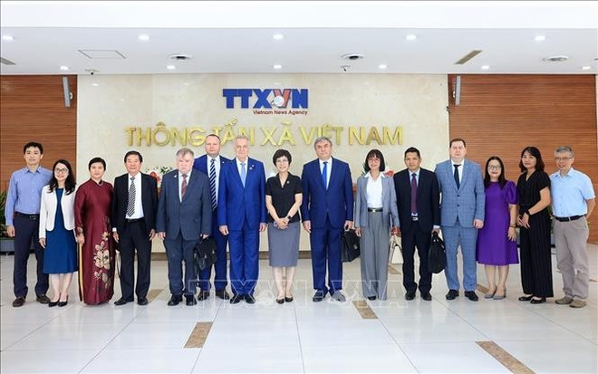 双方代表合影留念。图自越通社 ttx4-11025.jpg