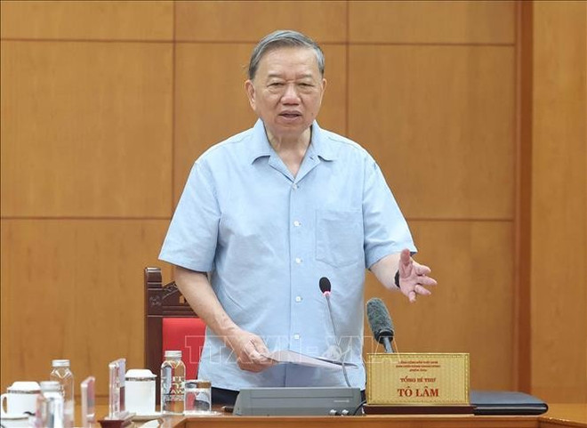 苏林总书记。图自越通社 vna-potal-tong-bi-thu-chu-tri-hop-thuong-truc-bcd-trung-uong-ve-phong-chong-tham-nhung-lang-phi-tieu-cuc-stand-1.jpg