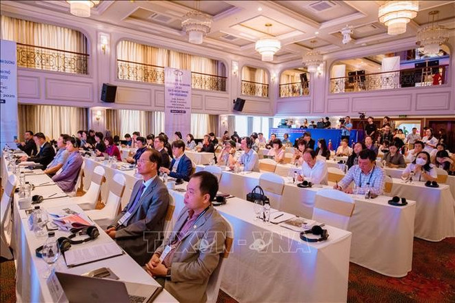 与会代表。图自越通社 vna-potal-hoi-thao-ve-nang-cao-tinh-ben-vung-cua-cac-thanh-pho-di-san-the-gioi-stand.jpg