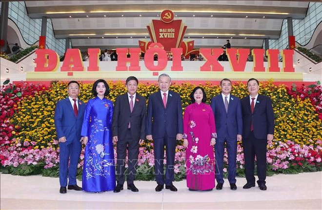 越共中央总书记苏林与与会代表合影。图自越通社 vna-potal-tien-toi-dai-hoi-xiv-cua-dang-khai-mac-dai-hoi-dang-bo-thanh-pho-ha-noi-lan-thu-18-stand.jpg