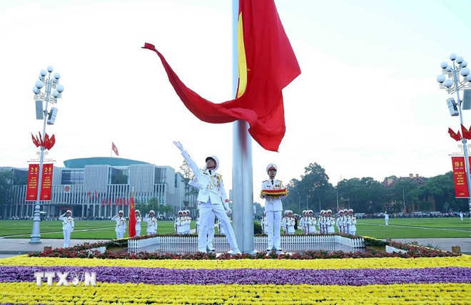 巴亭广场隆重举行升旗仪式。图自越通社 thuong-co.jpg