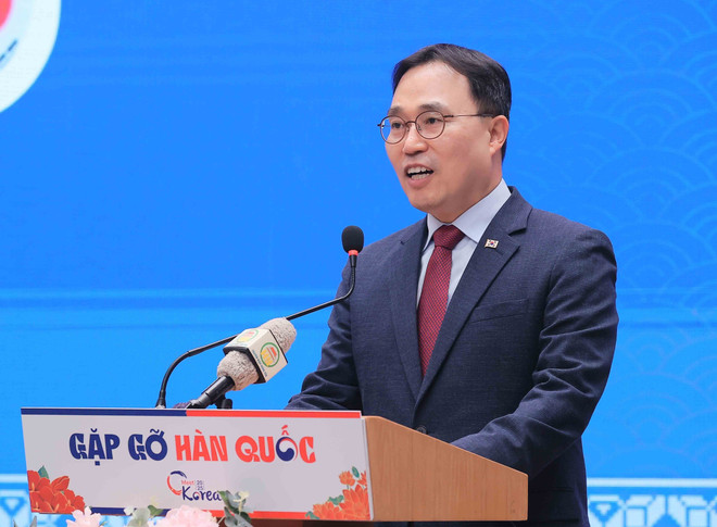 韩国驻越南大使崔英三发表讲话。图自越通社 vna-potal-hoi-nghi-toan-the-gap-go-han-quoc-8031731.jpg