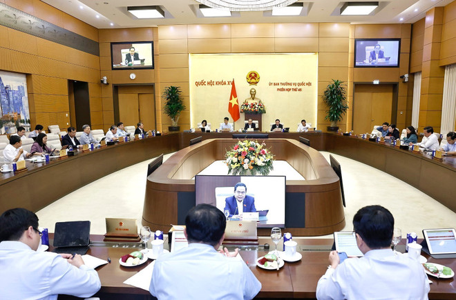 会议场景。图自越通社 vna-potal-ubtv-quoc-hoi-cho-y-kien-ve-du-thao-nghi-quyet-phat-trien-kinh-te-tu-nhan-8032093-1.jpg