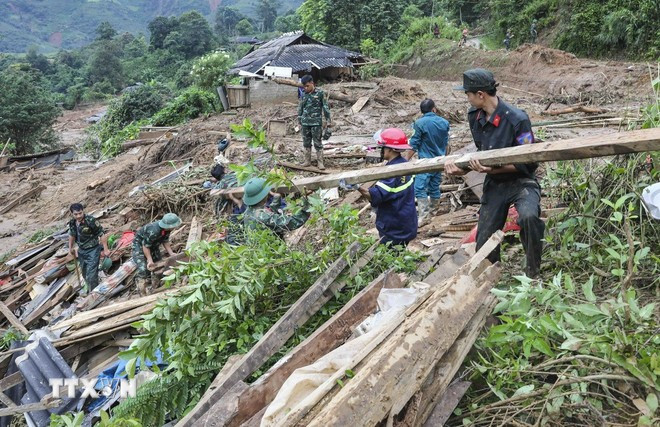 武装力量协助灾区民众应对山洪和泥石流灾害。图自越通社 0208-dien-bien-khac-phuc-hau-qua-mua-lu-4.jpg