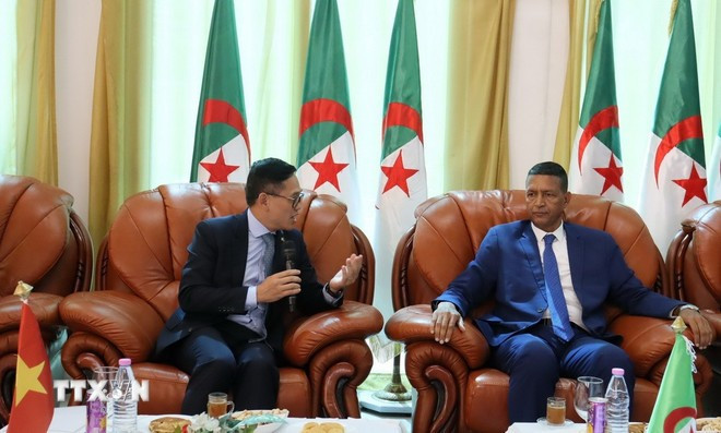陈国庆还会见巴特纳省省长穆罕默德·本马莱克。图自越通社 viet-nam-algeria-tim-cach-thuc-day-hop-tac-trong-nhieu-linh-vuc-8279269.jpg