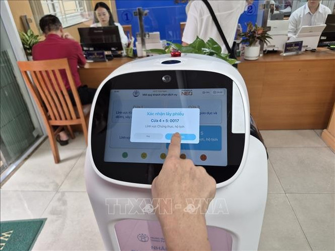人工智能机器人配备21.5英寸触摸屏。图自越通社 hanhchinh-cong11.jpg